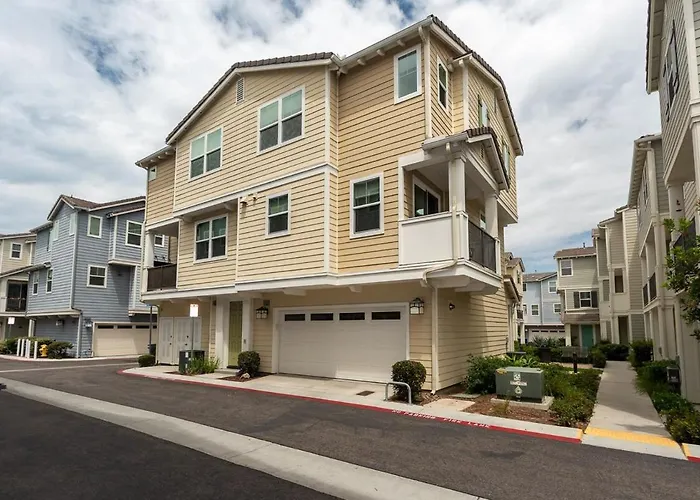 Walk To The Beach & Easy Scenic Drive To Coronado 2-Bedroom Townhome