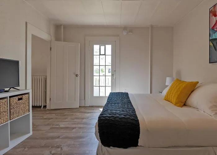 Colorful Modern Hideaway In Downtown Woodstock