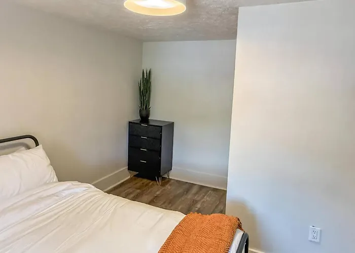 Beautiful Top Floor Unit In Downtown Woodstock!