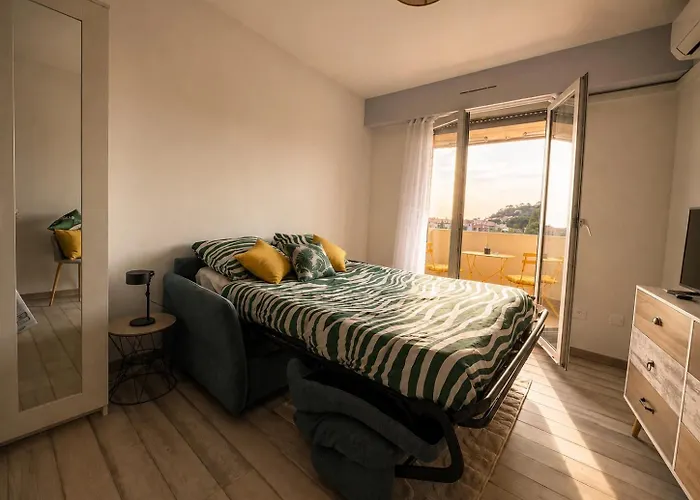 Lovely Studio With Balcony - Central Location
