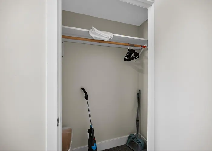 Contemporary 2Br Near Dining And Transit