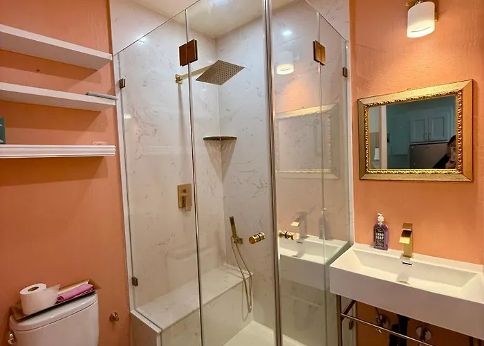San Rafael Studio, Full Bath & Kitchen, Own Laundry & Entrance
