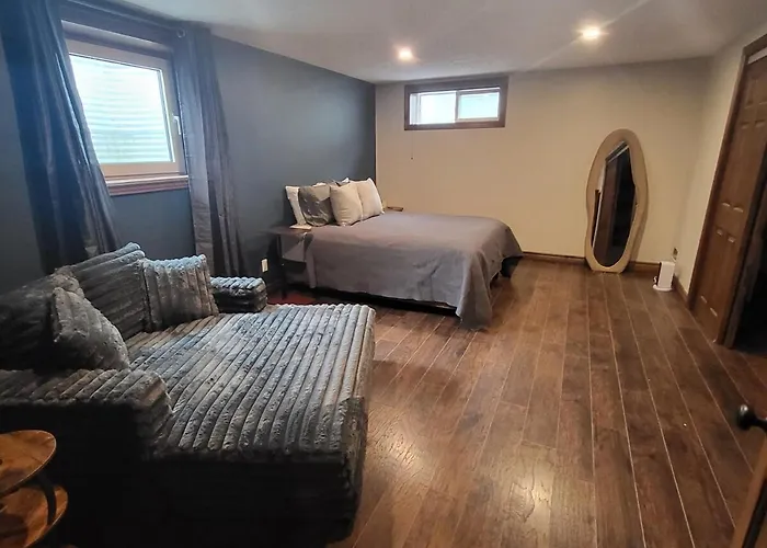 Elora, 2 Bedroom Close To Downtown - Diamond In The Rough