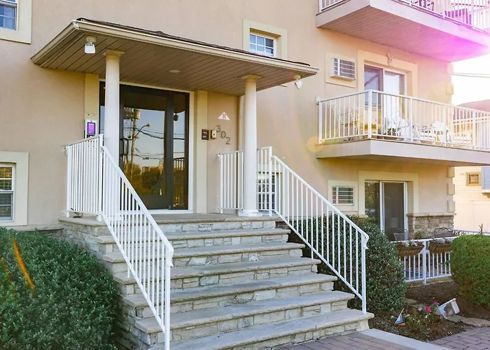 2 Blocks To The Beach- Pet Friendly With Parking!