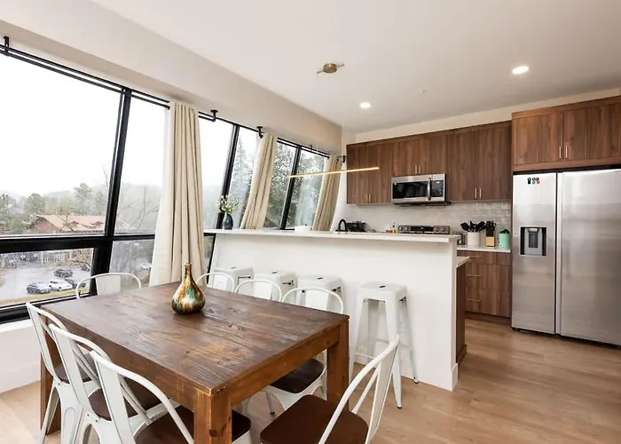 Cozy Condo With Beautiful View Of Evergreen