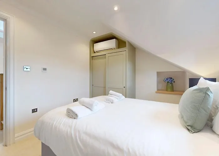 Stunning 2Br Home Near Kew-2Min Walk To Tube