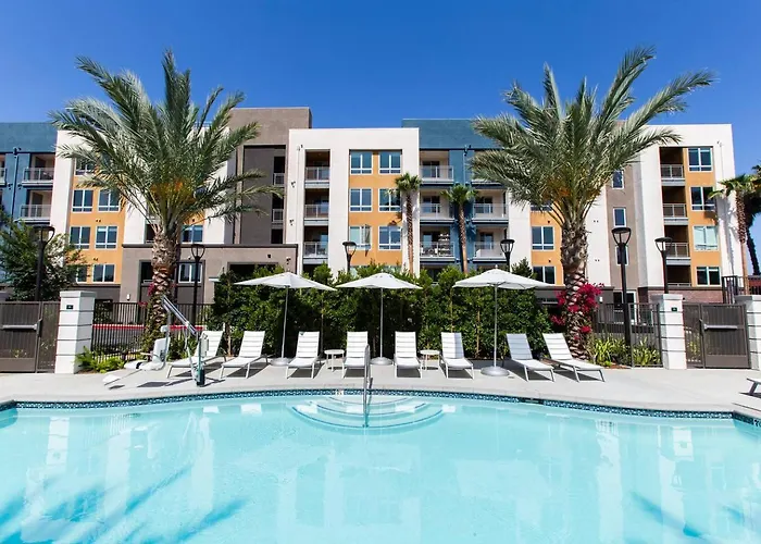 Resort-Style 2Bed Condo 3 Miles To Disney