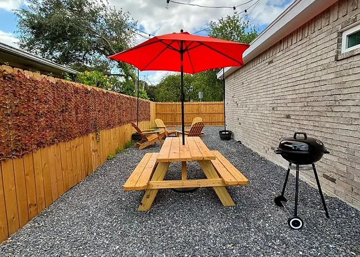 Pierce Haven, Modern Retreat With Private Patio