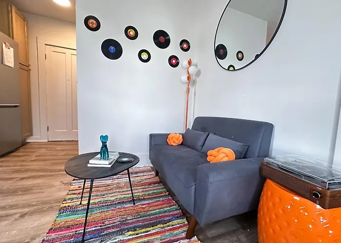 Groovy Getaway In Woodstock - Retro & Vinyl Vibes