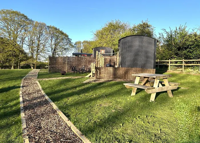 Spinney Wood Glamping, Willow Hut