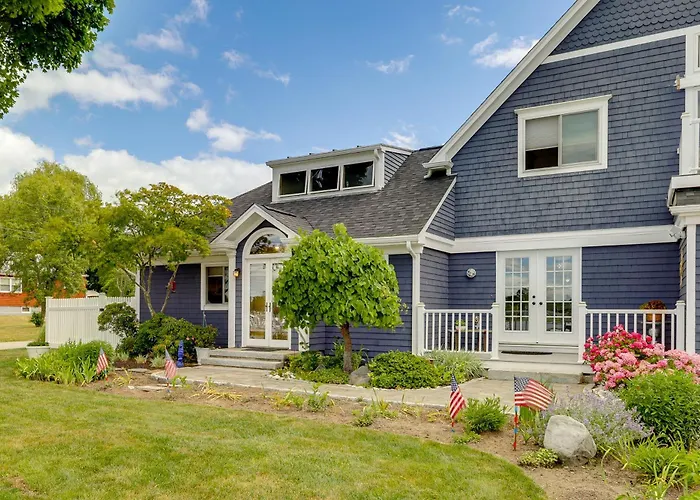Warwick Apt W/ Waterfront View, Walk To Marina!