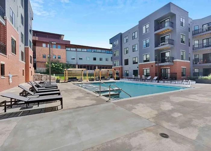 Madison Apt With Laundry Pool Gym & Free Parking