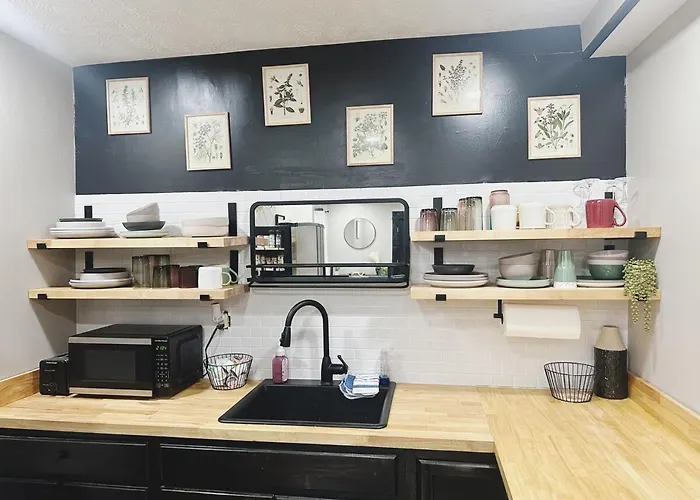 Historic Lake Retreat Downtown Conneaut