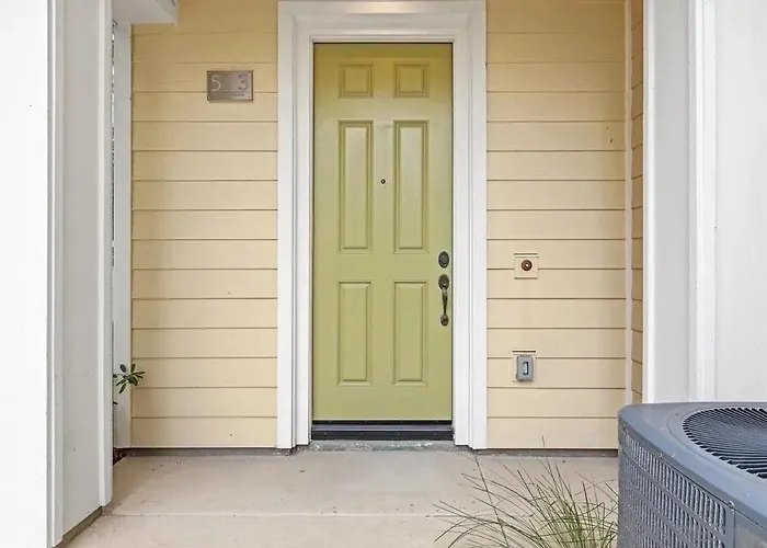 Walk To The Beach & Easy Scenic Drive To Coronado 2-Bedroom Townhome