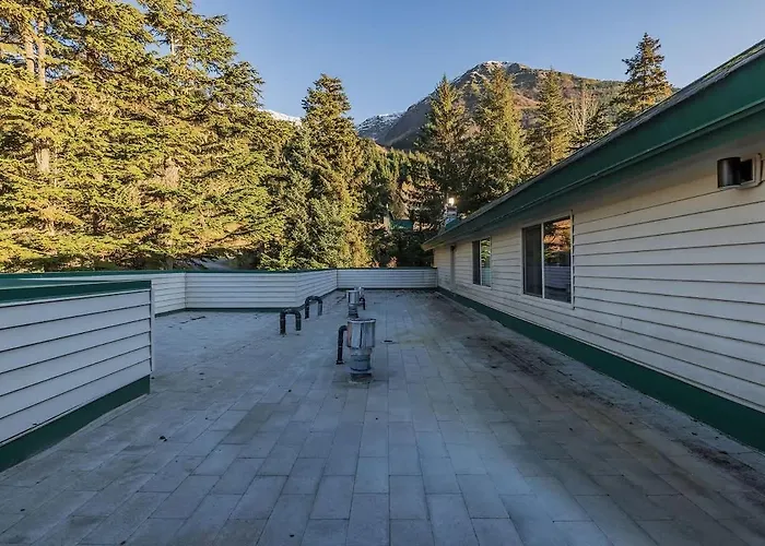 Alpine Charm By Alyeska Sleeps 6