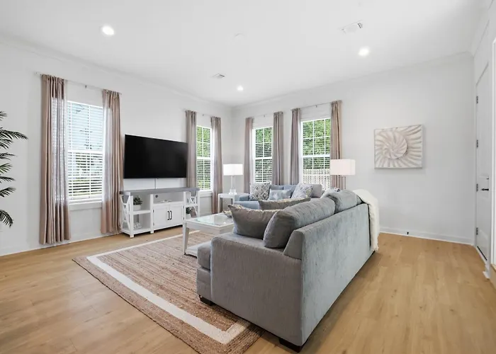 Spacious 3Br - Pool - Beach Nearby