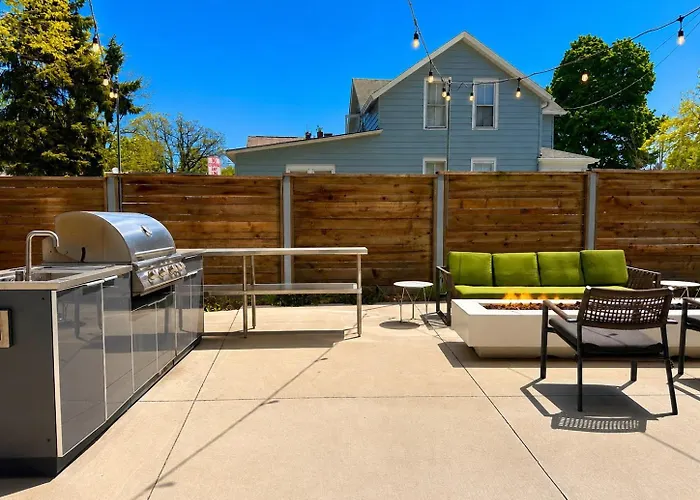 Bay View Designer 2Br - Best Location With Balcony, Gym, And Terrace - Sleeps 6