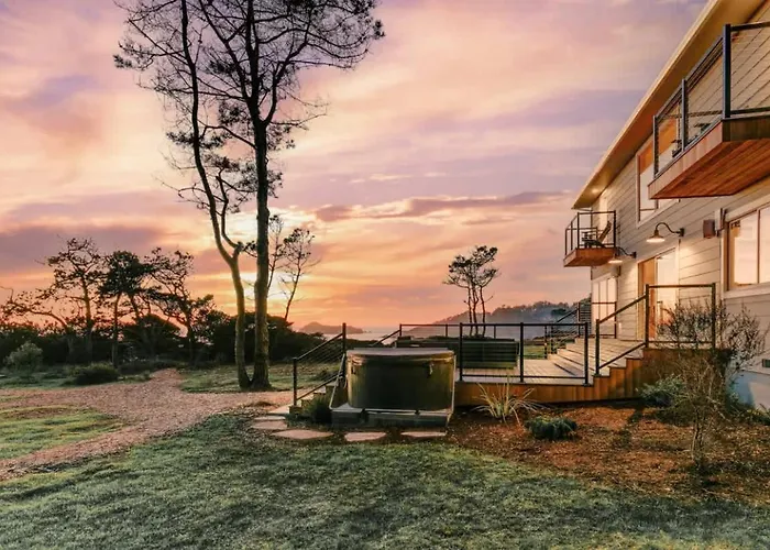 Ocean-View Haven W Sauna Hot Tub & Fire Pit