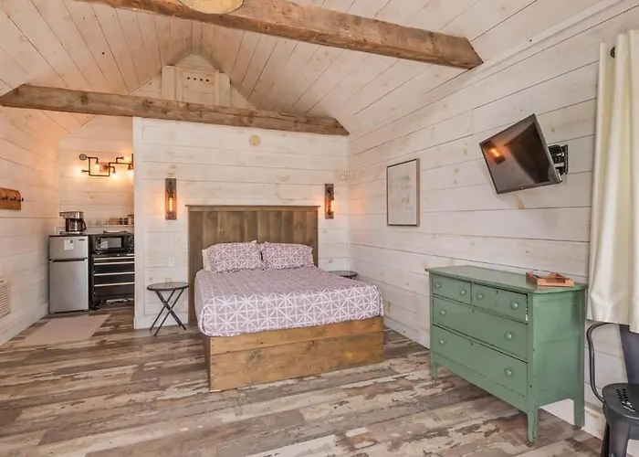 The Lupine | Cross Stone Cabins • Walk To Rangeley Lake