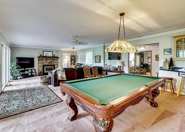 Cadillac Escape W/ Game Room, Deck & Yard!