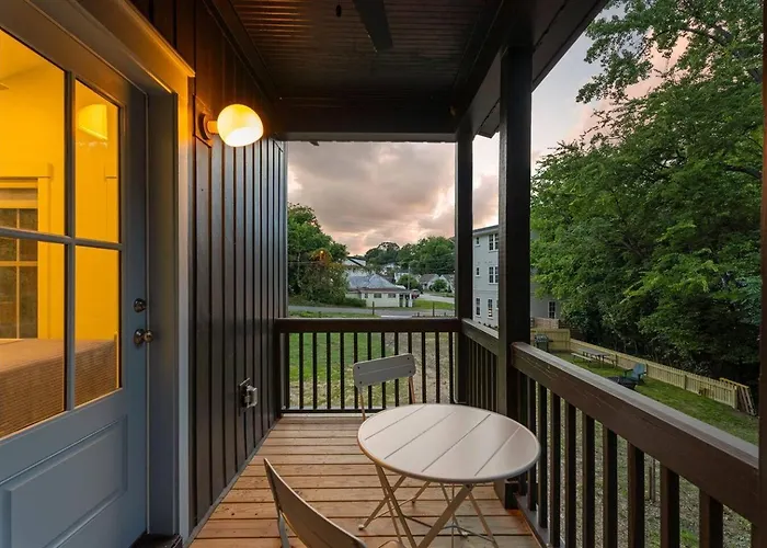 Top Level, Chill Vibe, Fenced, Walk Downtown, Pets