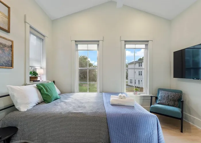 Top Level, Chill Vibe, Fenced, Walk Downtown, Pets