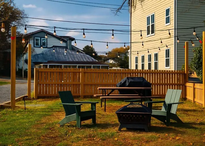 Top Level, Chill Vibe, Fenced, Walk Downtown, Pets
