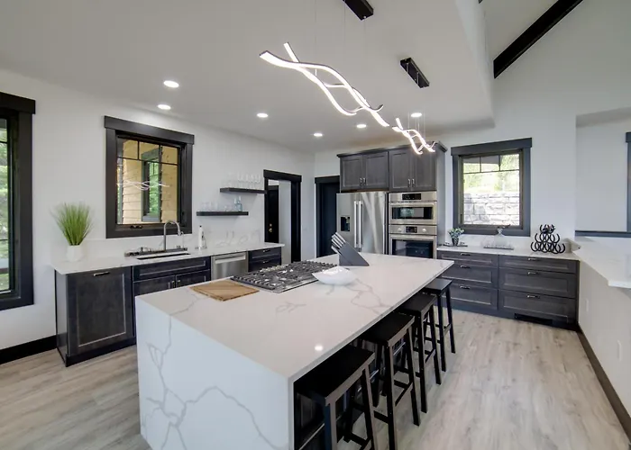 Brand-New Luxury Estate With Expansive Mtn Views!