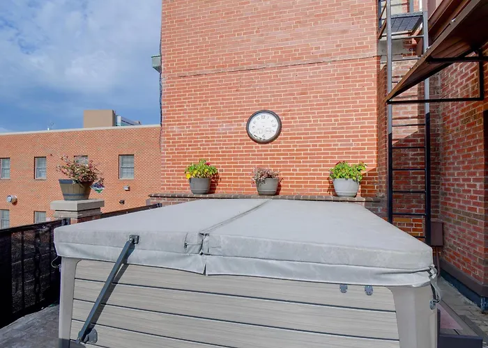 Urban Downtown Roanoke Loft W/ Private Hot Tub