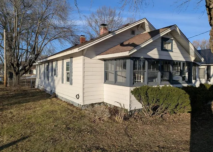 2 Bed/1 Bath Home In The Center Of Town