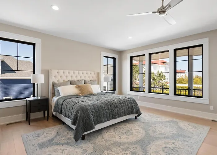 Lake-View 5Br Blue Harbor Retreat With Pool, Beach Access, And Resort Amenities.