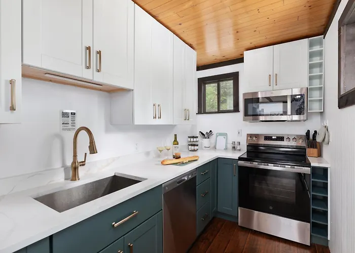 New! Stunning Fall Foliage Secluded Retreat, Hot Tub & Fire Pit