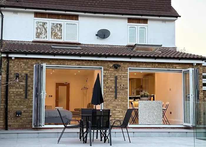 Modern Luxury Stay With Free Parking For 3 Cars