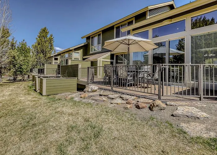 Two-Story Townhouse Withfree Wifi Fireplace Ac Patio & Shared Hot Tub Pools
