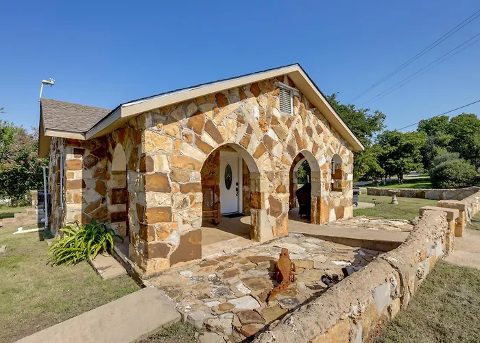 Texas Hill Country Home: Quiet Yard + Patio
