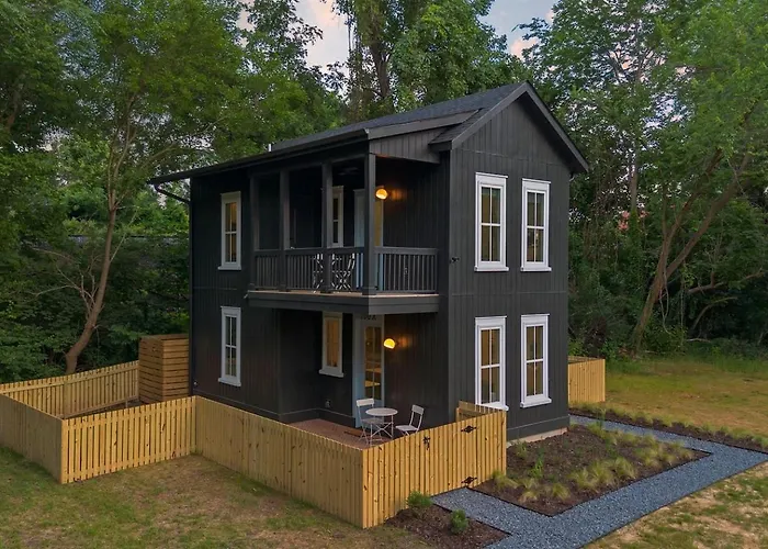 Downtown Guest House, Lower Level, Fenced, Full Kitchen