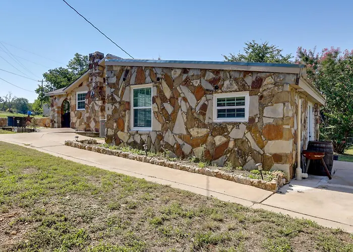 Texas Hill Country Home: Quiet Yard + Patio