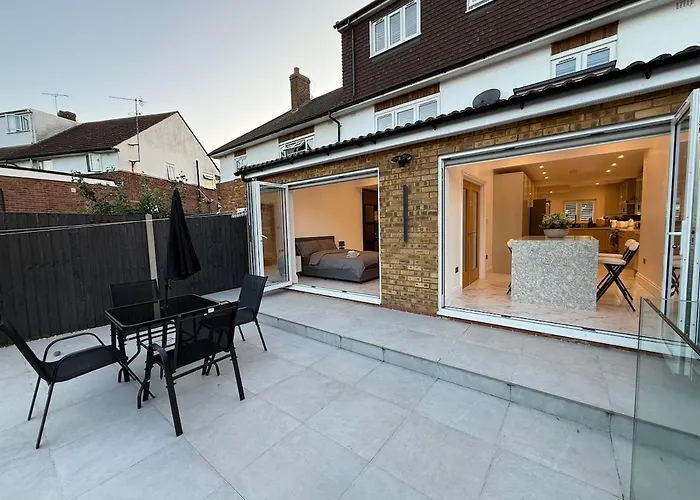 Modern Luxury Stay With Free Parking For 3 Cars