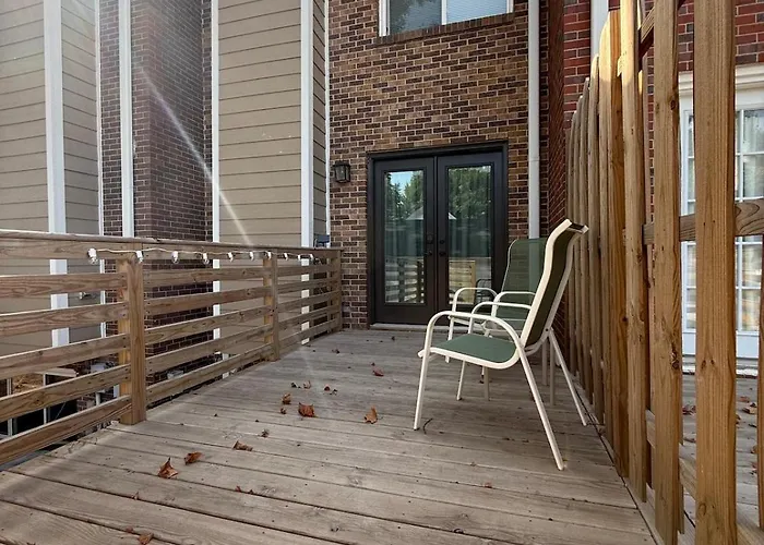 Nicely Updated 3 Bed Townhouse, Free Parking Unit 6