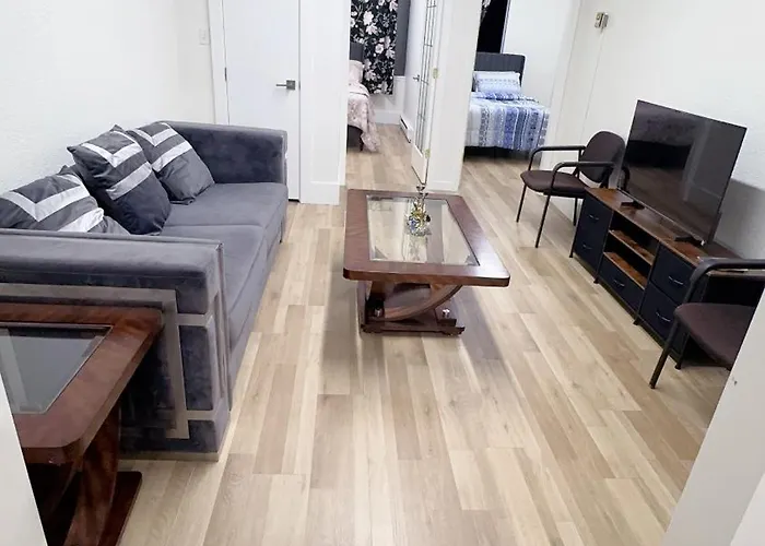 Entire 2 Bedroom Condo In White Rock, Canada