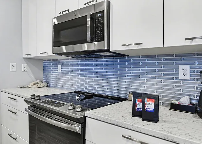 Modern Bliss 466: Luxurious 3Br Condo In Bay Harbor With Stunning Lake Views.