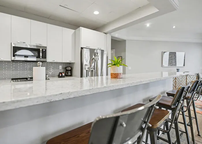 Modern Bliss 466: Luxurious 3Br Condo In Bay Harbor With Stunning Lake Views.