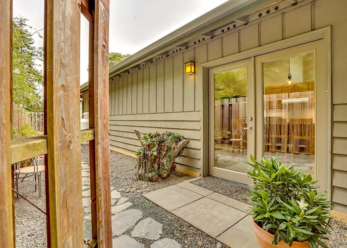 Walk Everywhere! Friday Harbor Home W/ Patio