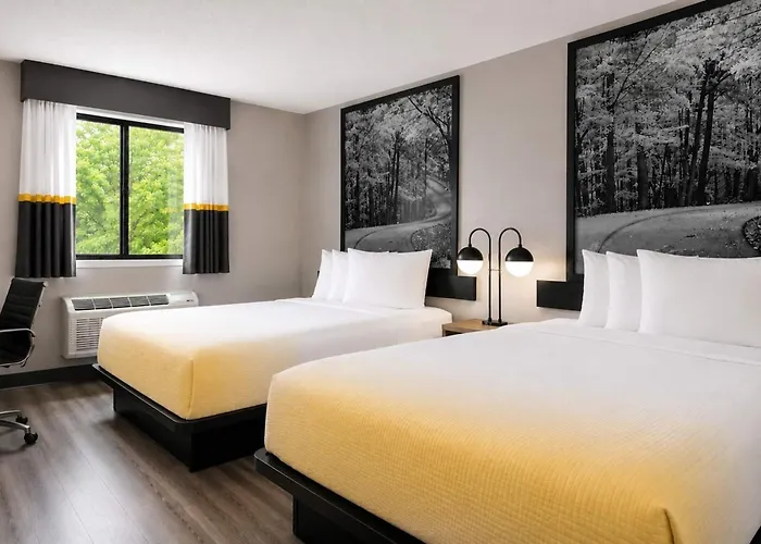 Super 8 By Wyndham Champaign