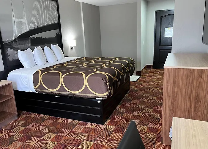 Super 8 By Wyndham Lake Of The Ozarks