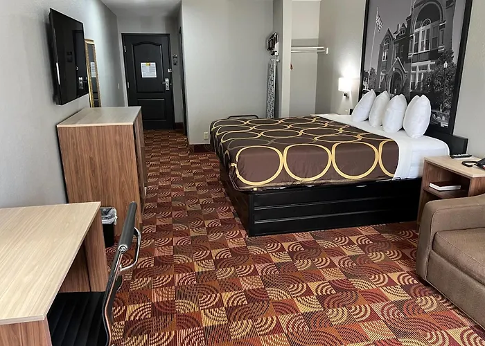 Super 8 By Wyndham Lake Of The Ozarks