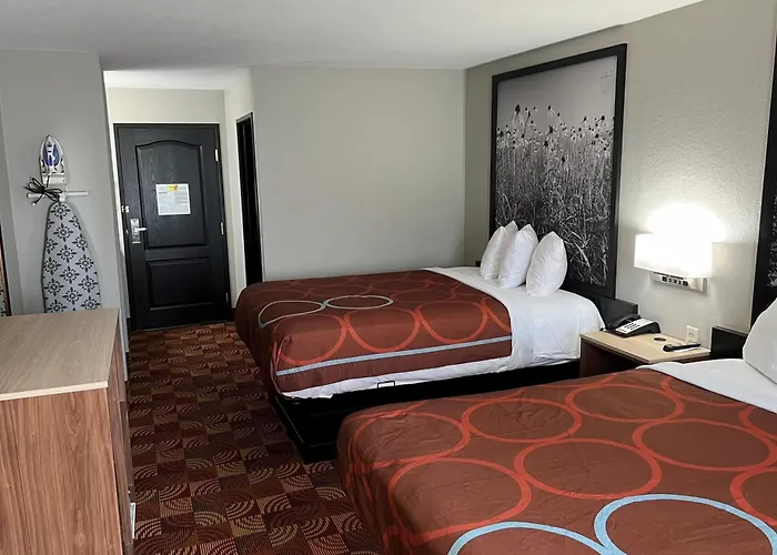 Super 8 By Wyndham Lake Of The Ozarks