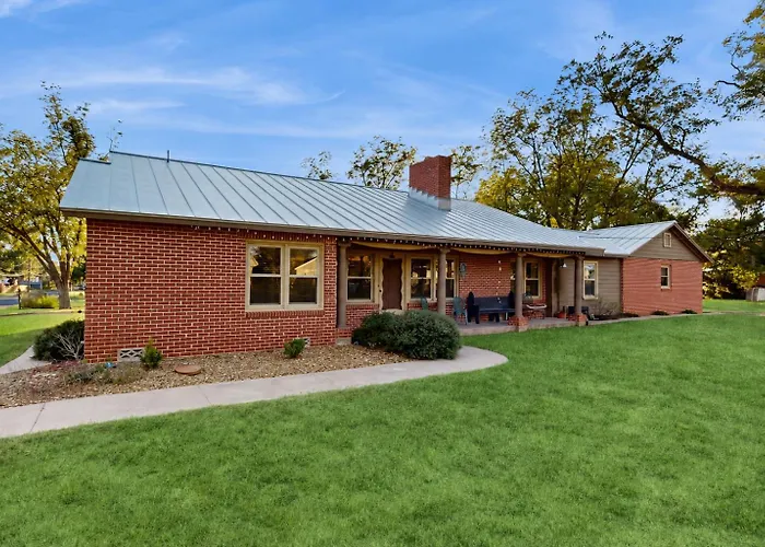 Charming, Dog-Friendly Home With Patio, Grill, & Parking - Close To Town