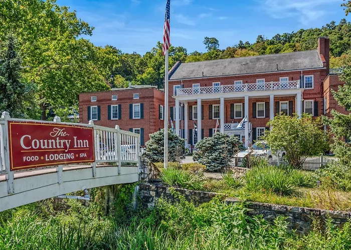 Above Sleepy Hollow - Rooftop Deck, Amazing Views, Hot Tub, Pet Friendly, Screen Porch, Wifi, Ev Station, Games, Trails, Wood Stove, Charcoal Grill, Lake Access, King Bed