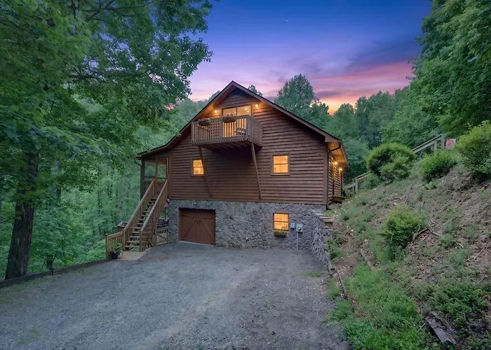 Scenic Mountain Getaway-Newly Renovated-Bear Ridge Lodge